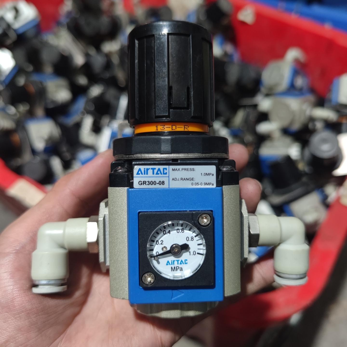 亚德客 精密调压阀 GR300-08 带安装座 气管8个大的