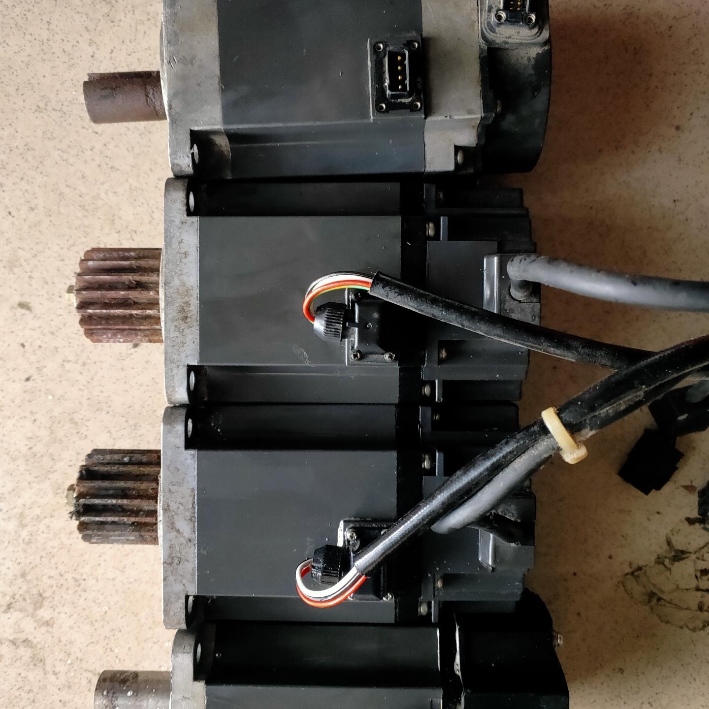 三菱750W电机型号：HF-KE73 两个！