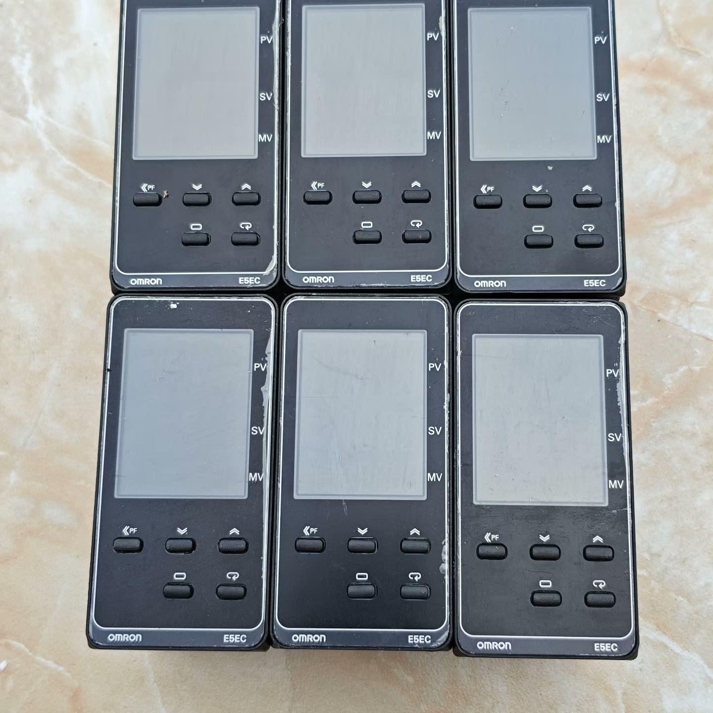 欧姆龙温控器E5EC-RR2ASM-820 23年生产