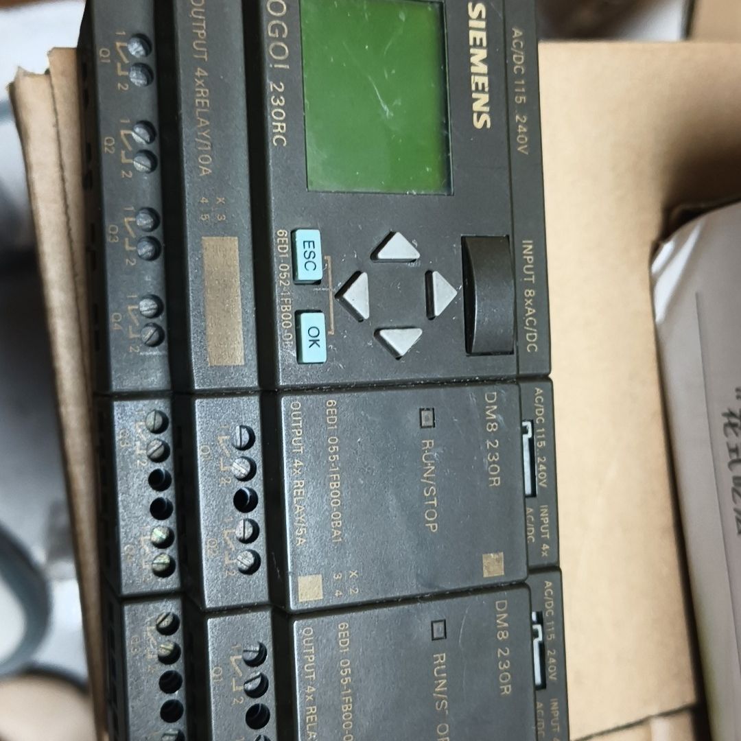 西门子PLC控制器 型号LOGO！230RC和DM8 230
