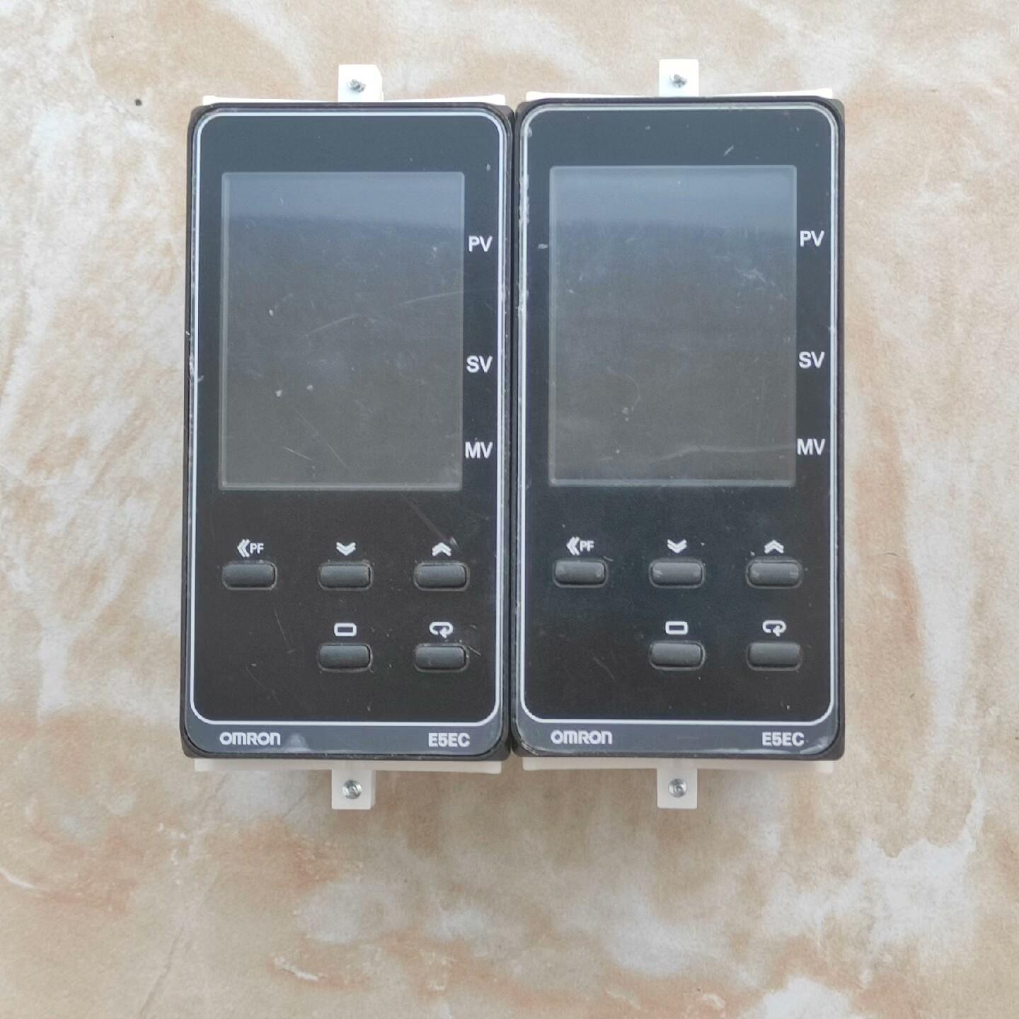 欧姆龙温控器E5EC-RR2ASM-820 8台