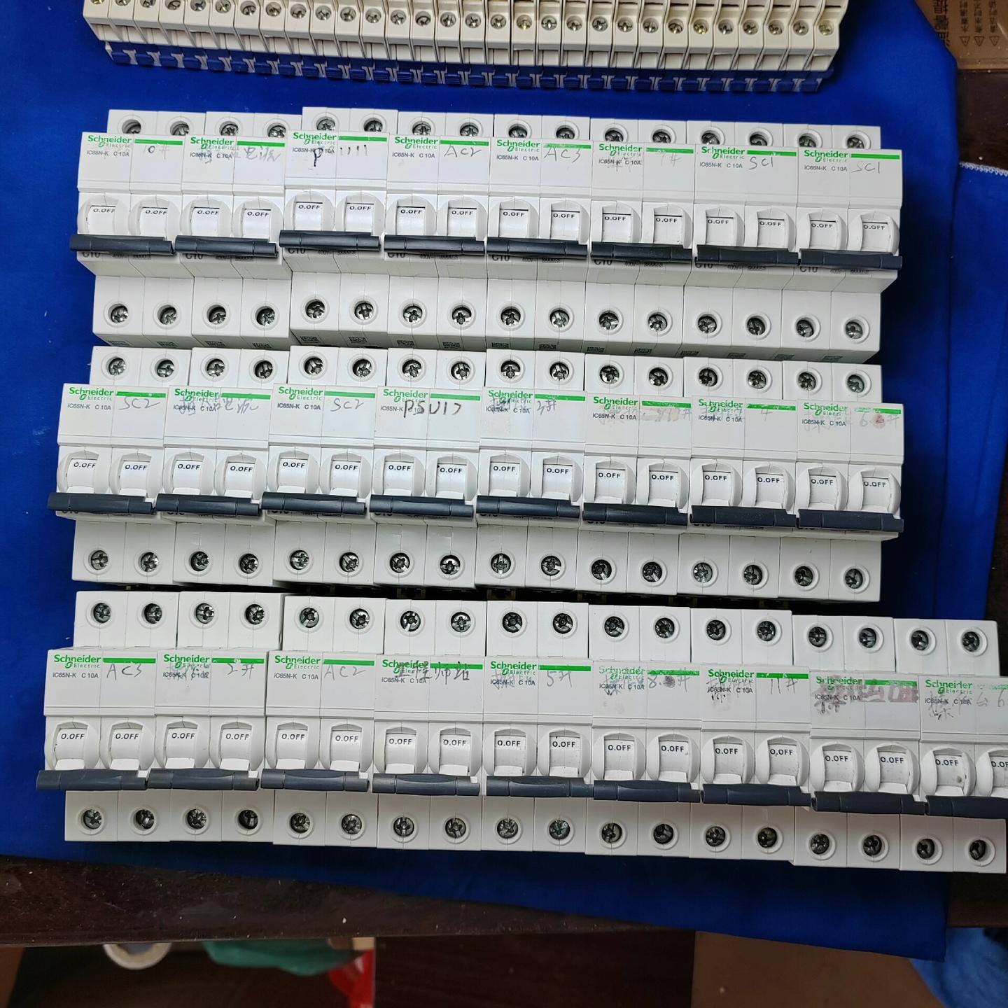 施耐德2P10A空开