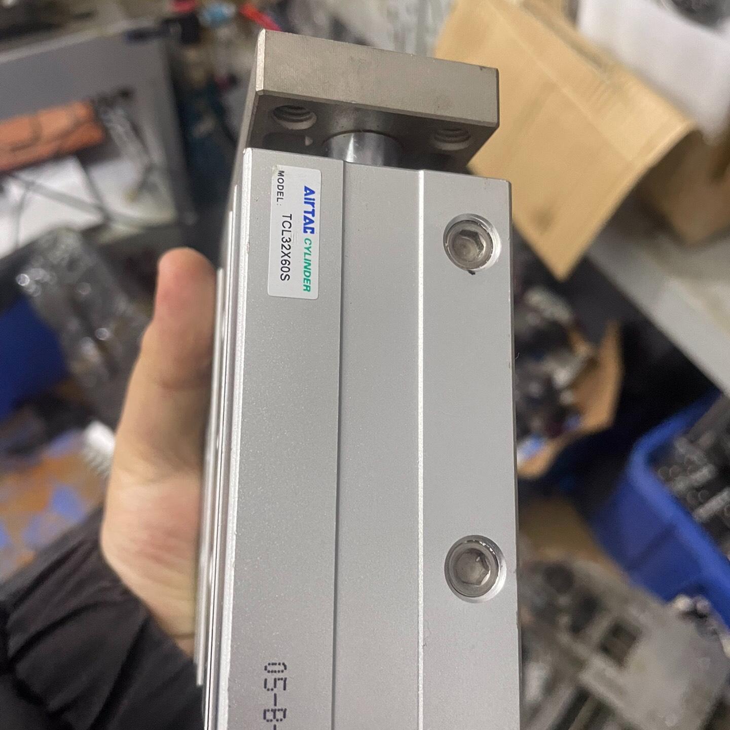 三轴气缸TCL32x60S。成色如图。需要的联系。