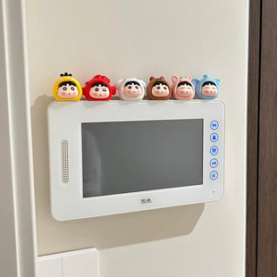 可视门铃上的装饰摆件蜡笔小新客厅玄关墙上对讲电话电脑遮挡饰品