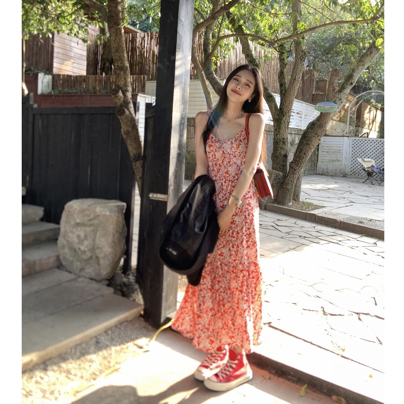 大理度假风碎花吊带连衣裙女夏2025新款休闲慵懒收腰显瘦气质长裙