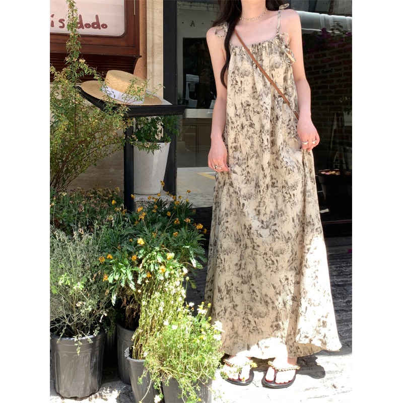 海边度假温柔风气质吊带连衣裙女夏宽松显瘦小众设计水墨碎花长裙