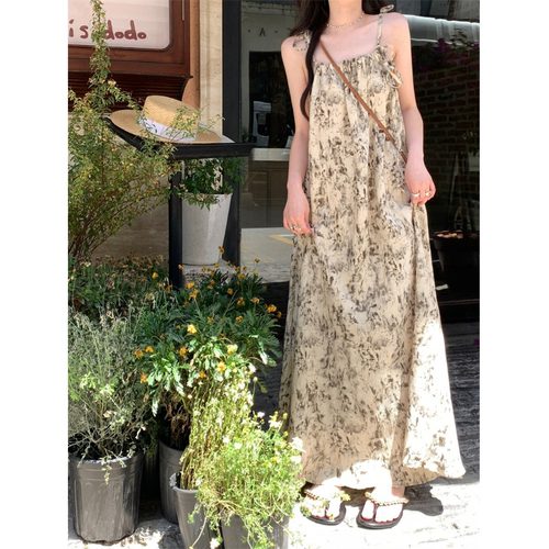 海边度假温柔风气质吊带连衣裙女夏宽松显瘦小众设计水墨碎花长裙