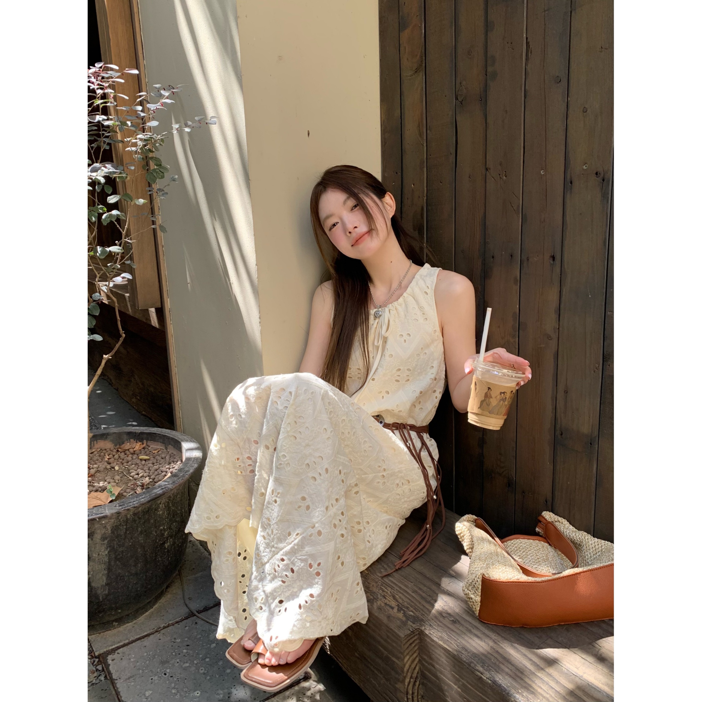 无袖背心连衣裙2025新款女夏季镂空刺绣温柔风气质收腰显瘦长裙子