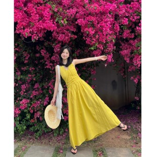 温柔度假风挂脖系带V领无袖背心连衣裙女夏季收腰宽松黄色长裙子