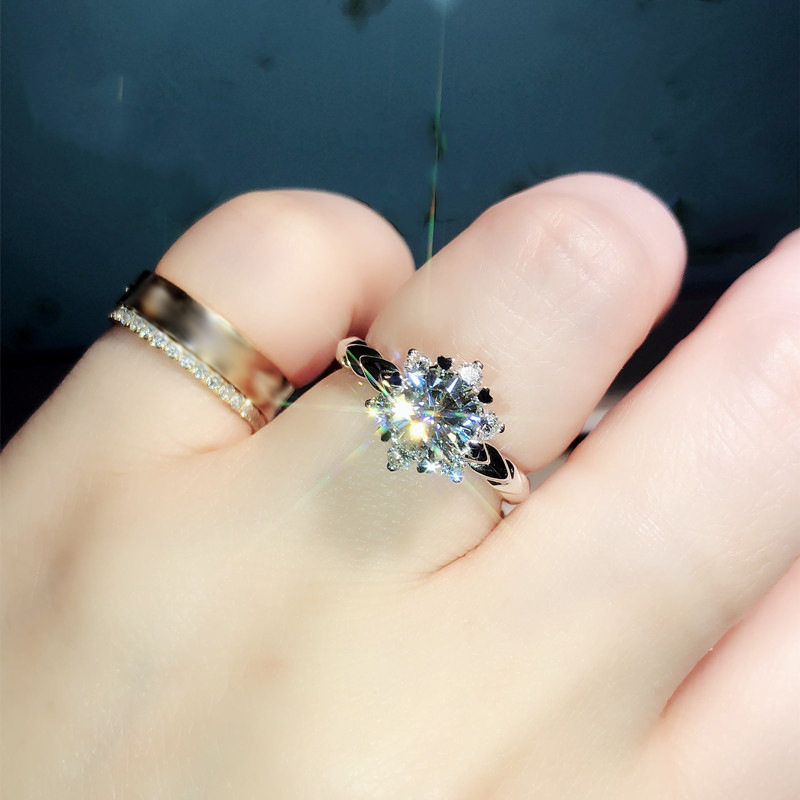 爱心形雪花朵戒指女六爪2克拉仿钻戒镀白金色仿莫桑石设计感钻戒