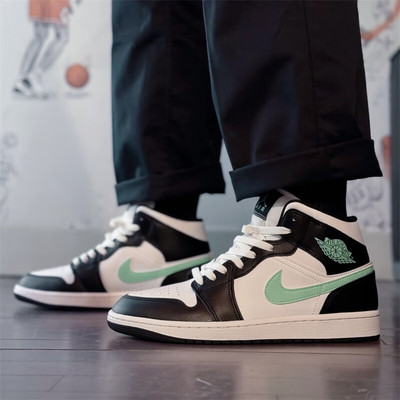 正品耐克AIR JORDAN 1 MID男子休闲运动复古篮球鞋 DQ8426-103