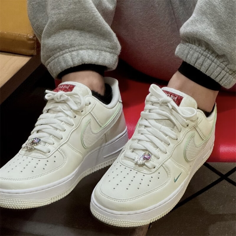 正品耐克AIR FORCE 1 '07 LE CN 空军低帮耐磨休闲板鞋FZ5052-131