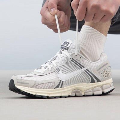 正品耐克NIKE ZOOM VOMERO 5男子户外舒适运动跑步鞋HF0731-007