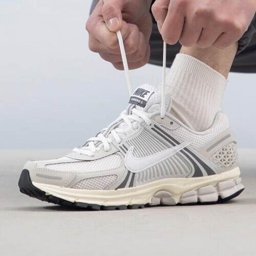 正品耐克NIKE ZOOM VOMERO 5男子户外舒适运动跑步鞋HF0731-007