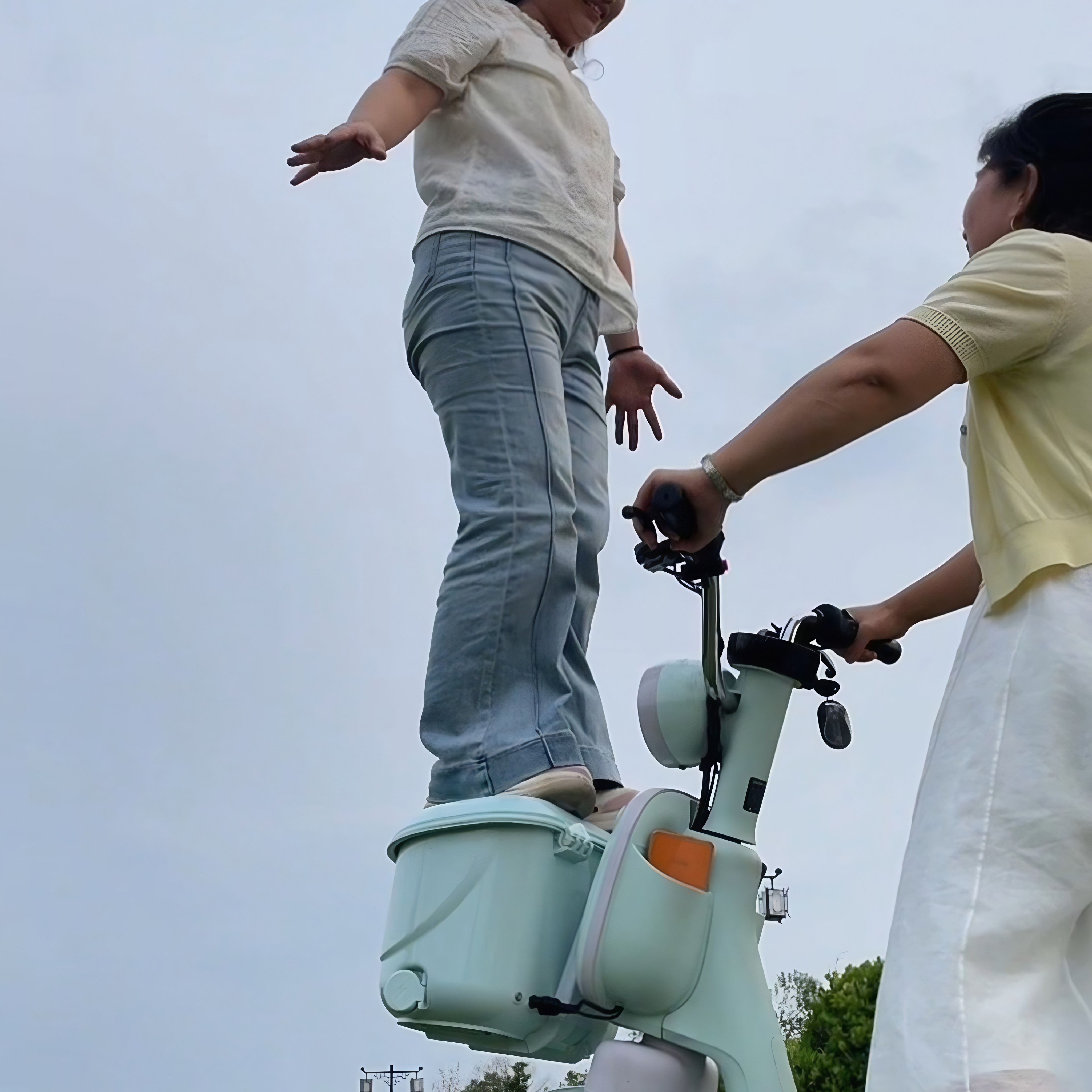 电动车车筐尾箱防雨带充电器功能