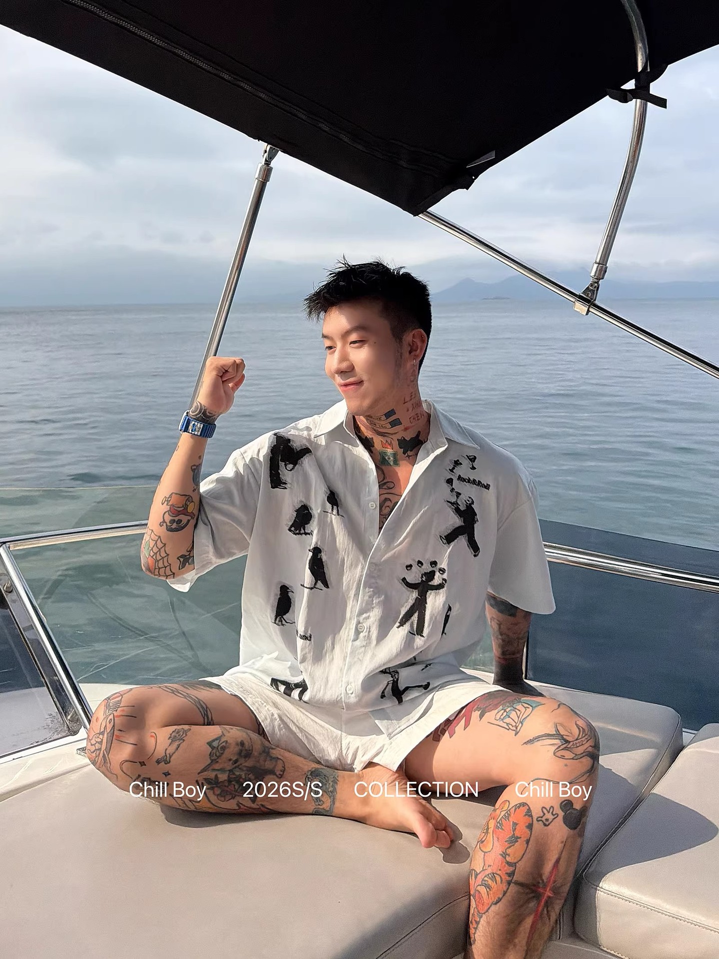 2026夏季新款潮牌趣味印花白色宽松短袖衬衫休闲短裤两件套套装男