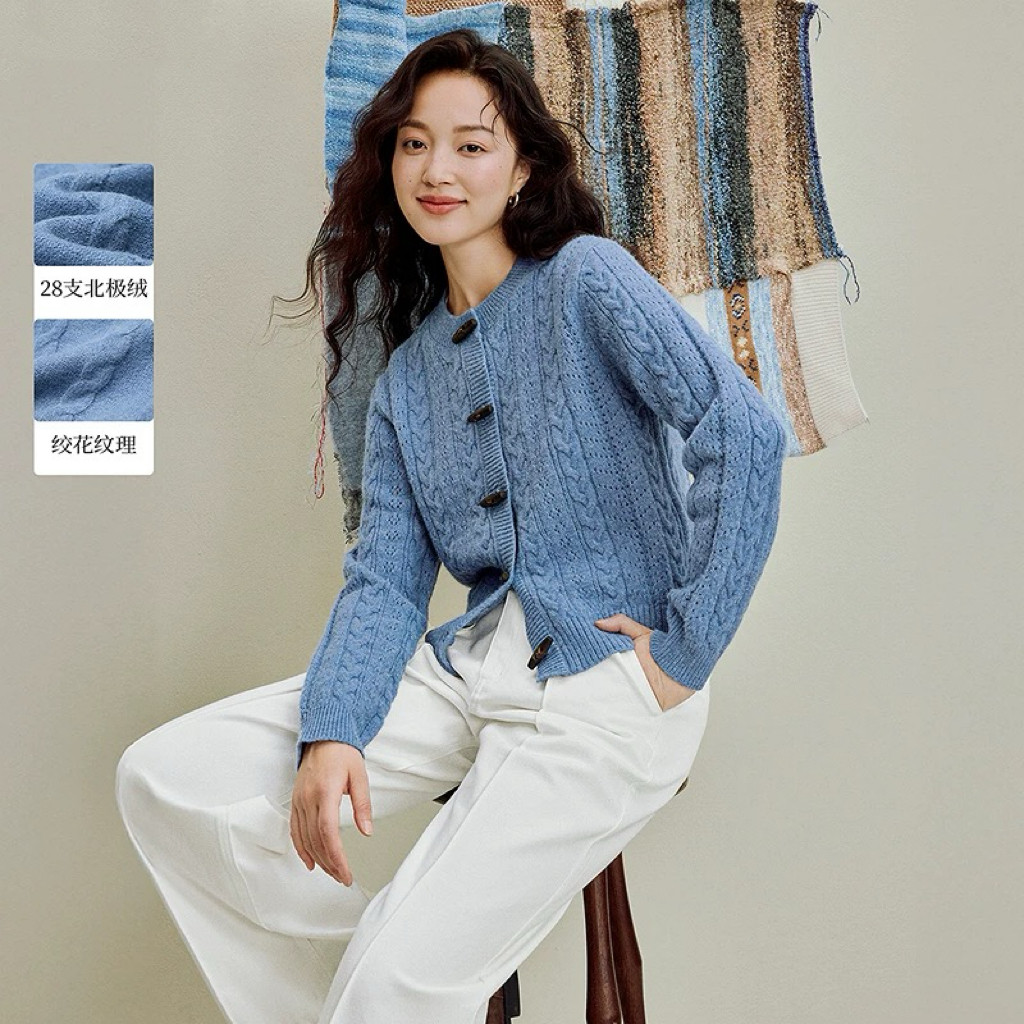 撤柜复古牛角扣镂空绞花百搭毛衣外套女2026秋季新款圆领针织开衫