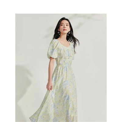 度假风法式碎花连衣裙女2026年夏季新薄荷泡泡袖气质收腰显瘦长裙