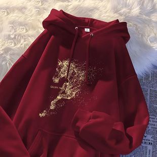 秋冬儿童国潮风连帽卫衣男女童酒红色马年印花加绒本命年新年帽衫