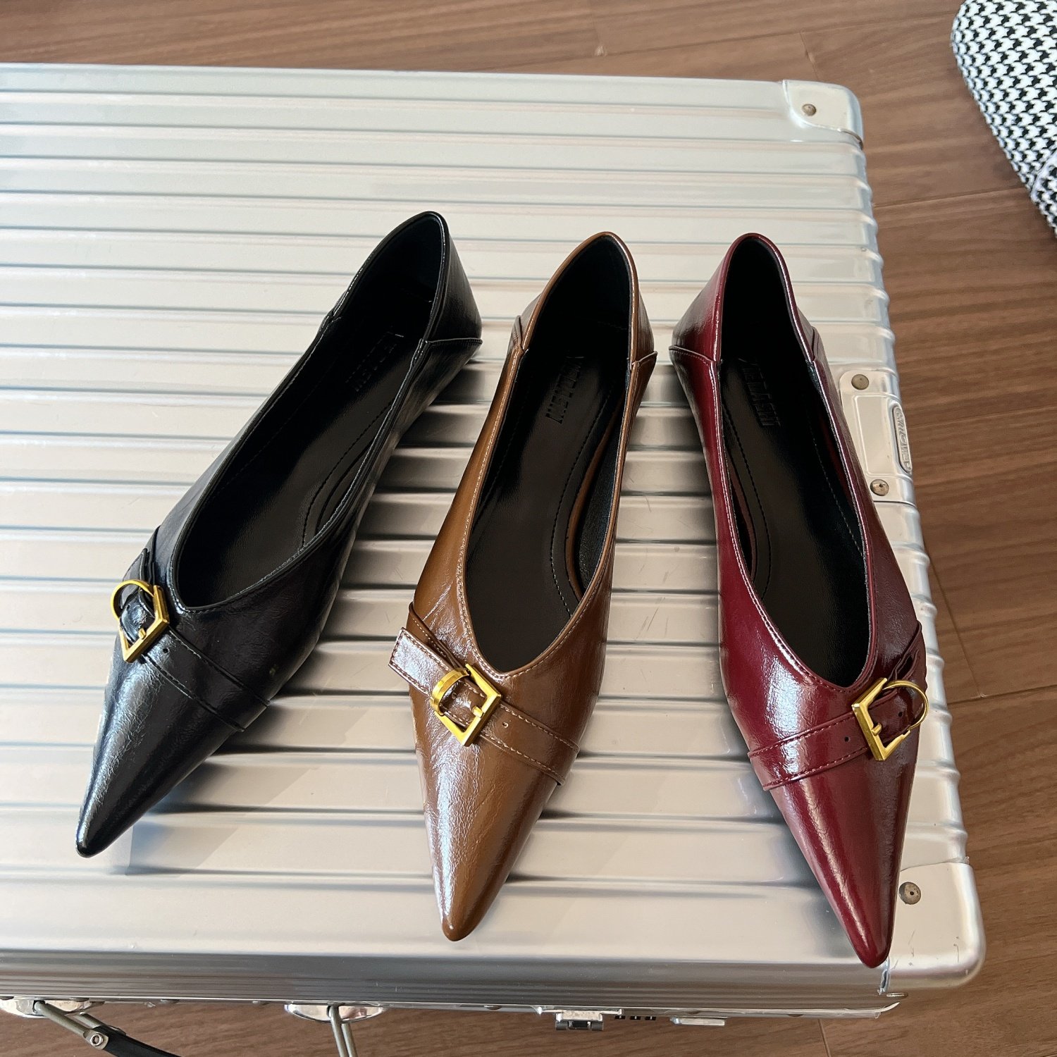 2026春季新款法式复古风尖头浅口单鞋女皮带扣百搭气质平底鞋女,女鞋,浅口单鞋,淘宝优惠券,粉丝福利购,淘宝优惠卷