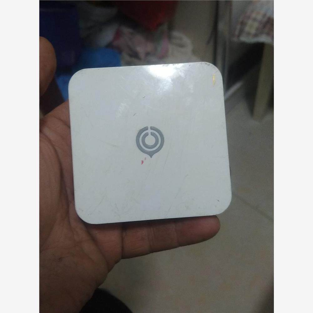 议价网易 UU加速盒子千兆版，实物拍摄，无其他配件，测不来感兴