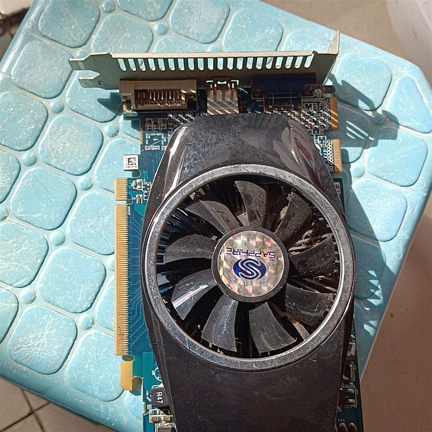 {议价}蓝宝石显卡HD6750，2G黄金版。成色如图