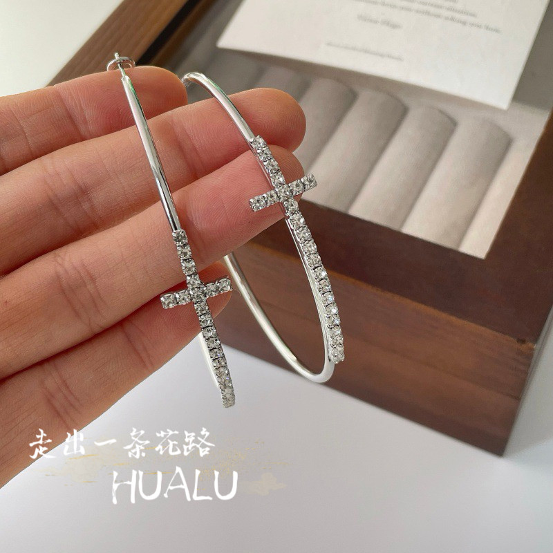 HUALU-巴赫旧约～夸张闪钻十字架素圈大圆圈耳环气质蚊香盘耳夹女图片