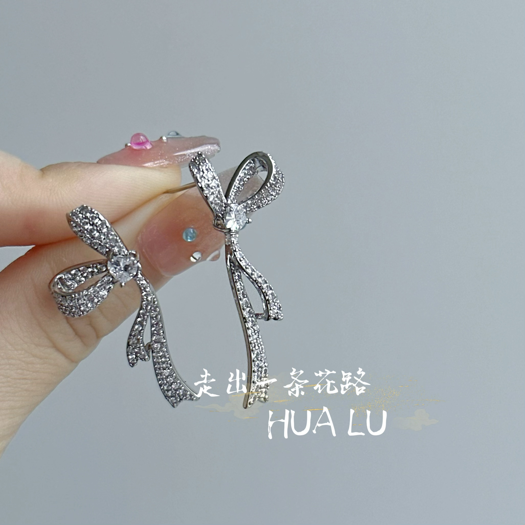 HUALU-萤萤之光~超闪满钻轻奢高级感精致银色蝴蝶结丝带耳环耳夹