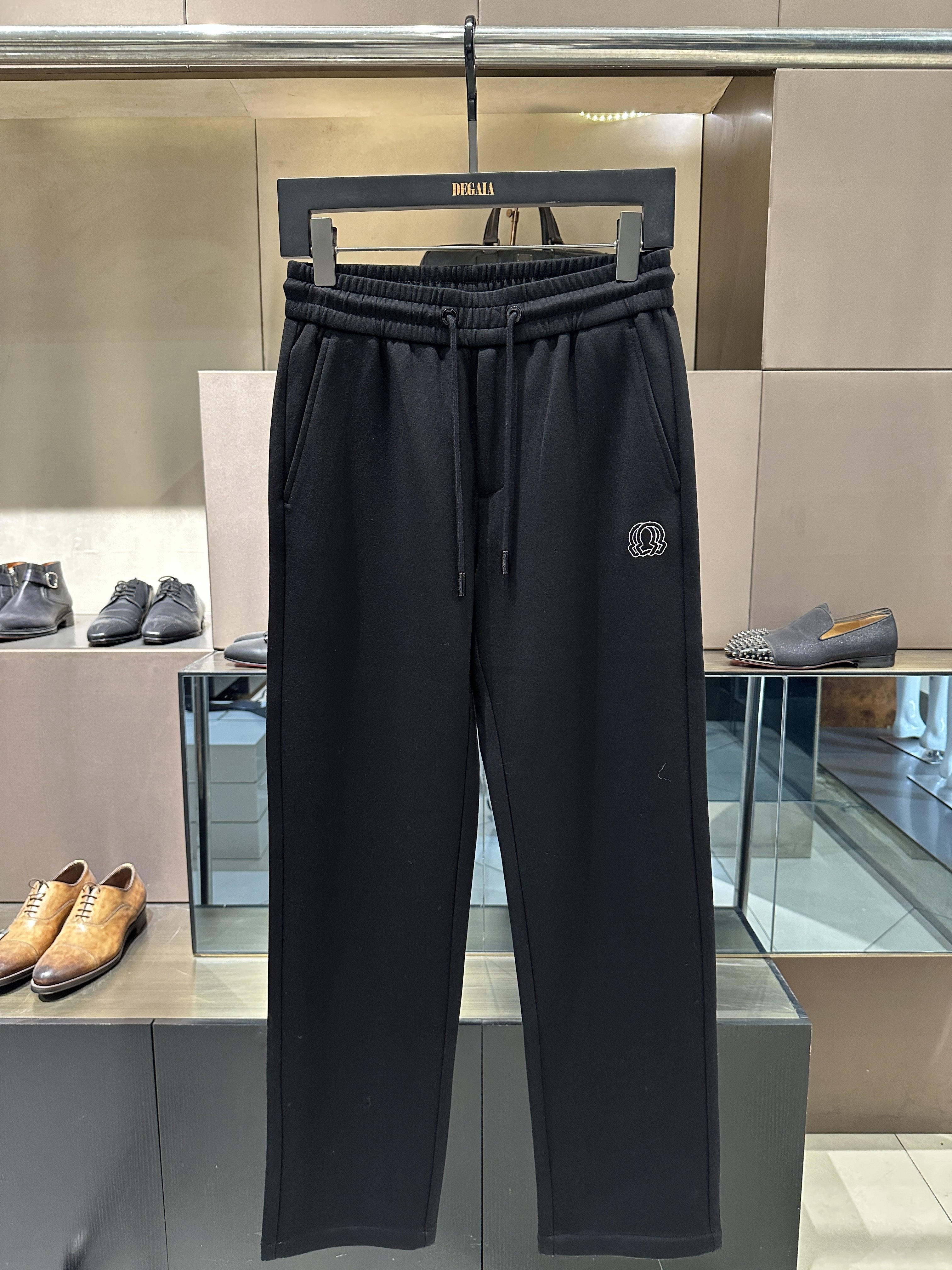 CNC 25秋冬新款 男士后口袋字母logo刺绣直筒休闲裤 811G3930BC