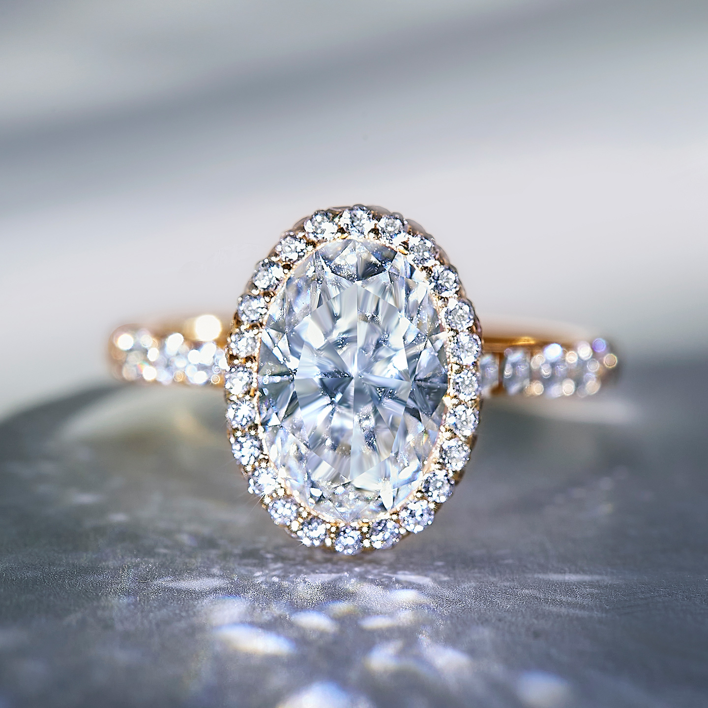 椭圆18K金鸽子蛋钻戒围镶2克拉培育钻石戒指高品质超闪钻戒指环