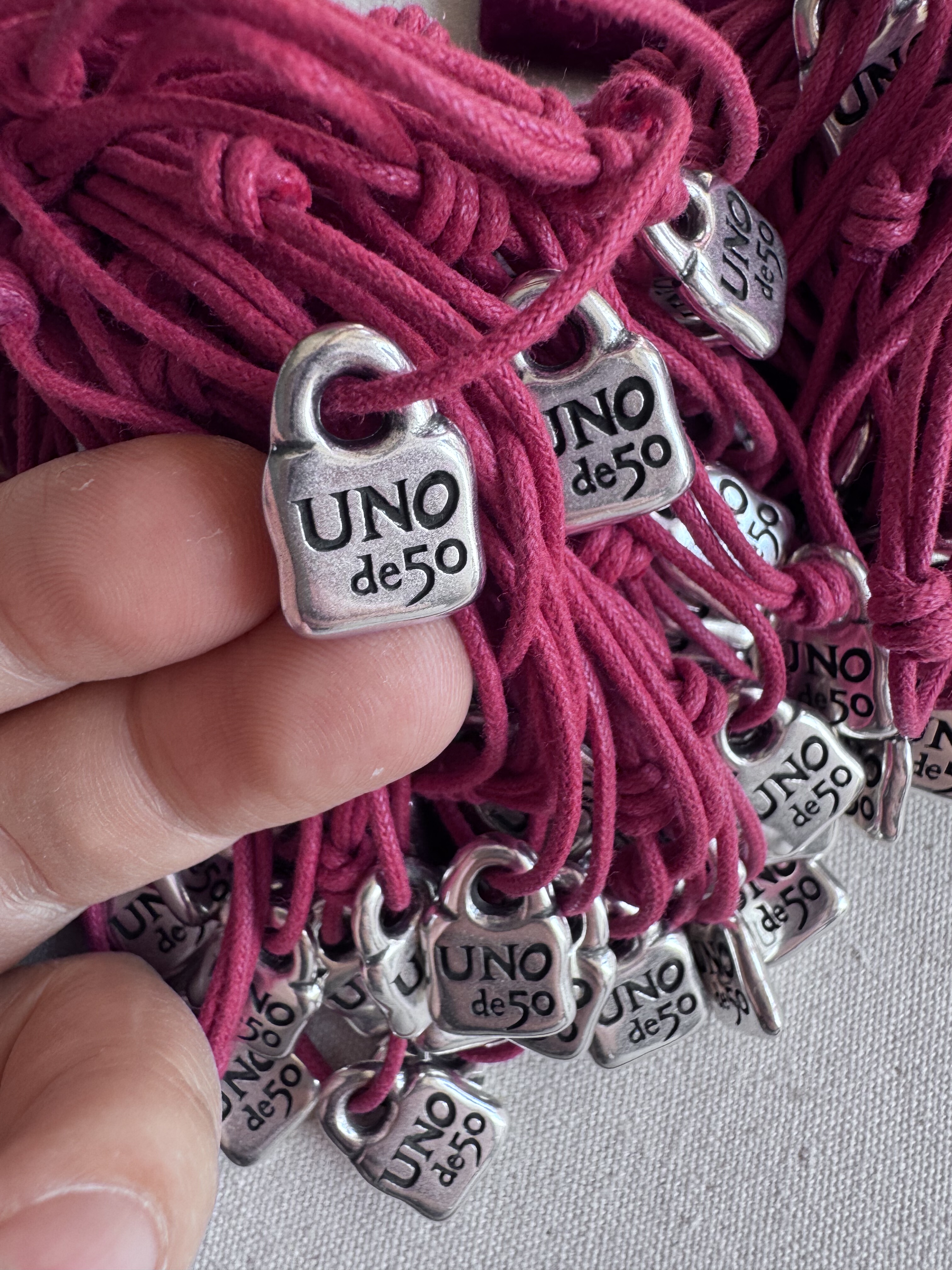 西班牙小众UNOde50 好运迷你小锁红绳手链情侣本命年男女儿童包邮