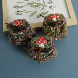 毛线钩织可爱蘑菇耳机包手工编织迷你小包祖母格花片拼接包成品