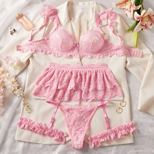 Sexy lace lingerie, sweet and small breasts, big gathering b