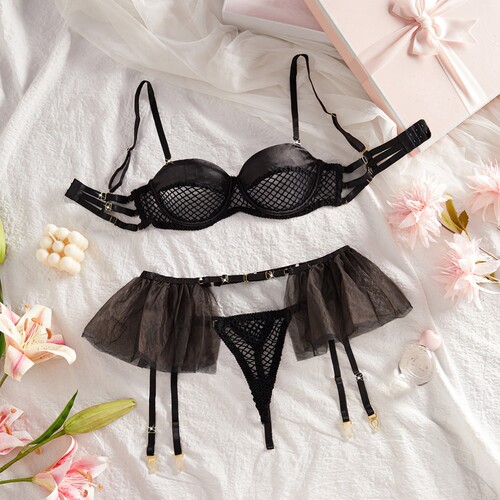 Sexy lingerie with a small chest that looks big and gathers