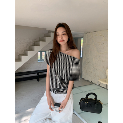 四喜家纯欲斜肩条纹显瘦T恤