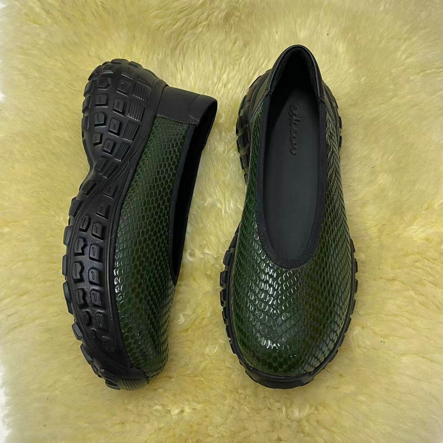 轻便厚底大码宽胖脚时尚奶奶鞋