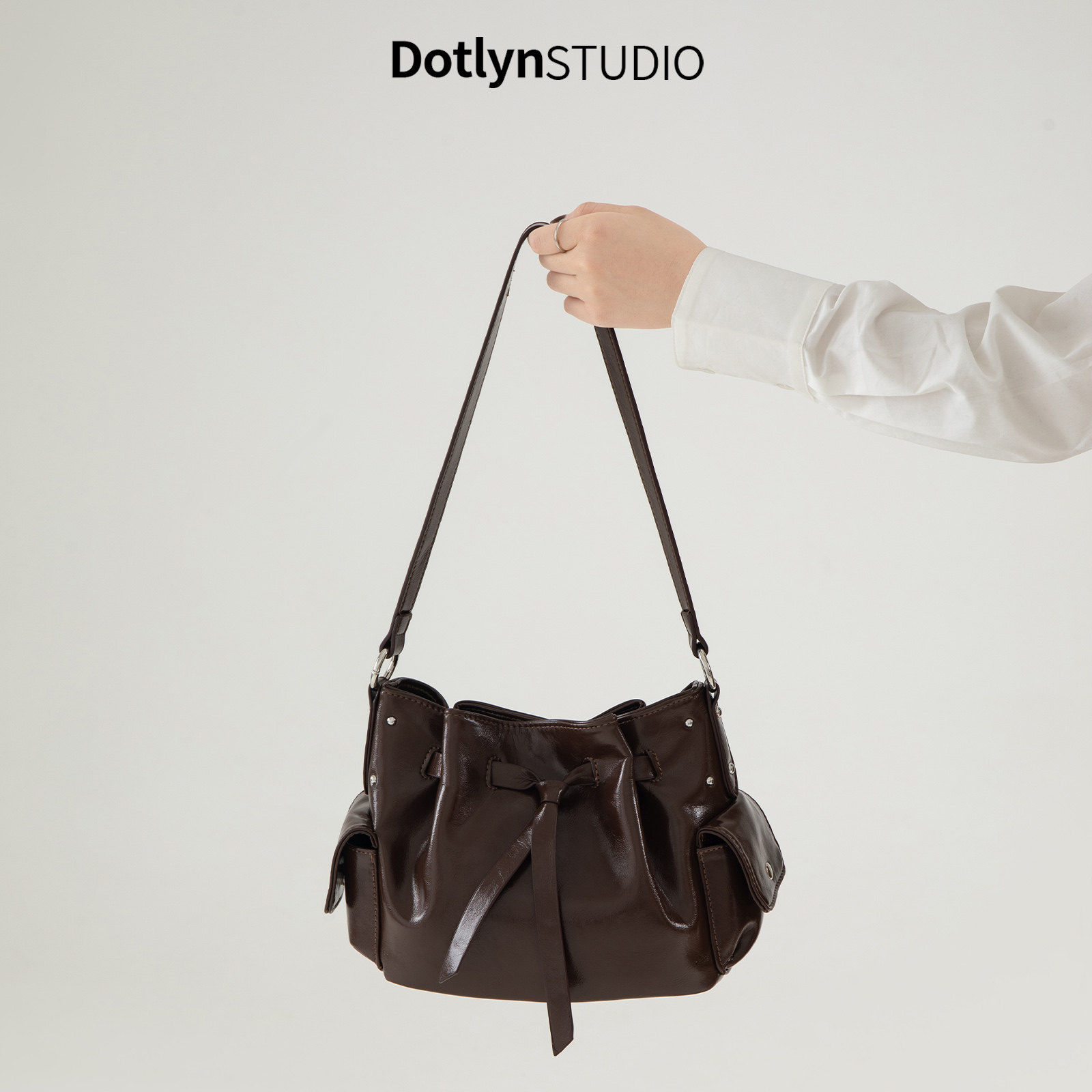 Dotlyn新品时髦个性小众油蜡皮机车包休闲百搭复古褶皱单肩水桶包,箱包皮具/热销女包/男包,单肩包,淘宝优惠券,粉丝福利购,淘宝优惠卷