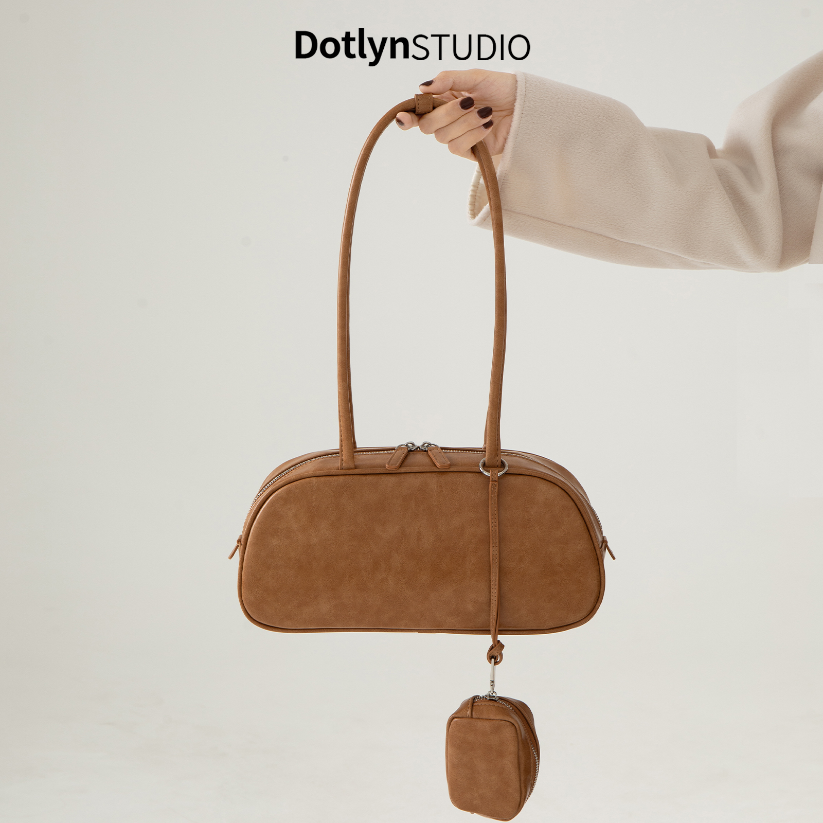 Dotlyn新款高级感油蜡皮法棍包女