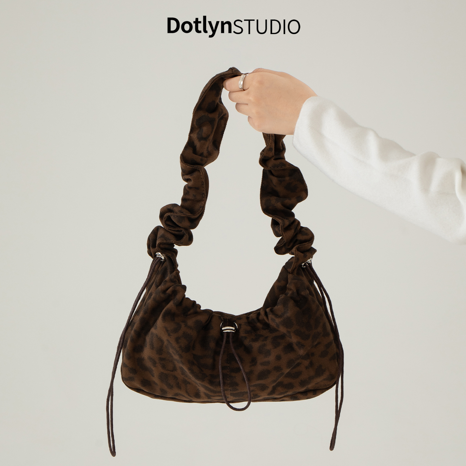 Dotlyn2025复古小众豹纹褶皱包女