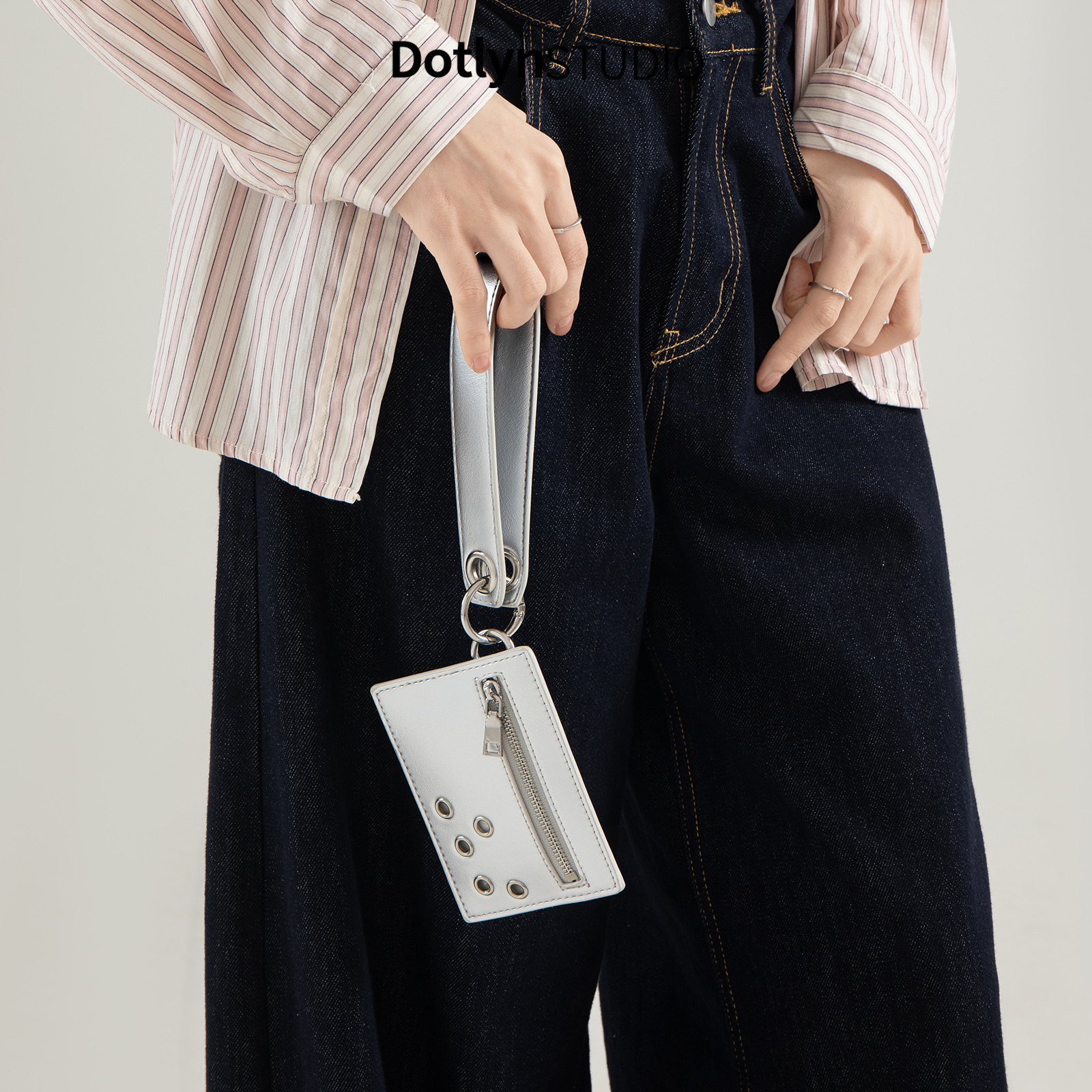 Dotlyn韩版小巧便携高级感PU皮卡包2026新款简约铆钉小方包零钱包