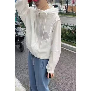白色連帽外套