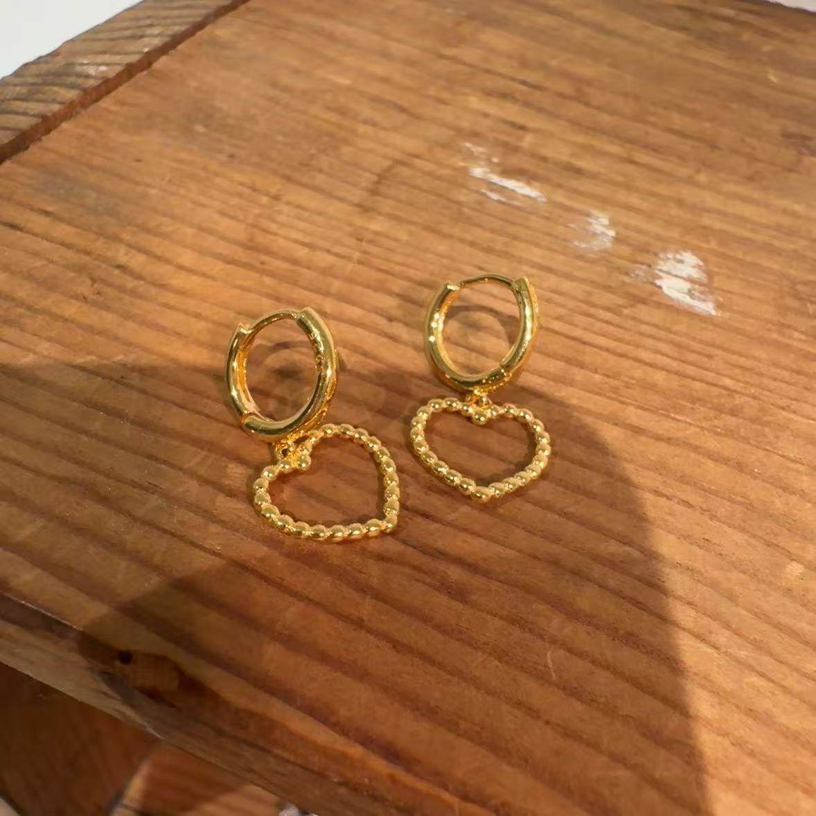 8.21韩国东大门vase银饰品新款925银金色镂空爱心吊坠耳圈