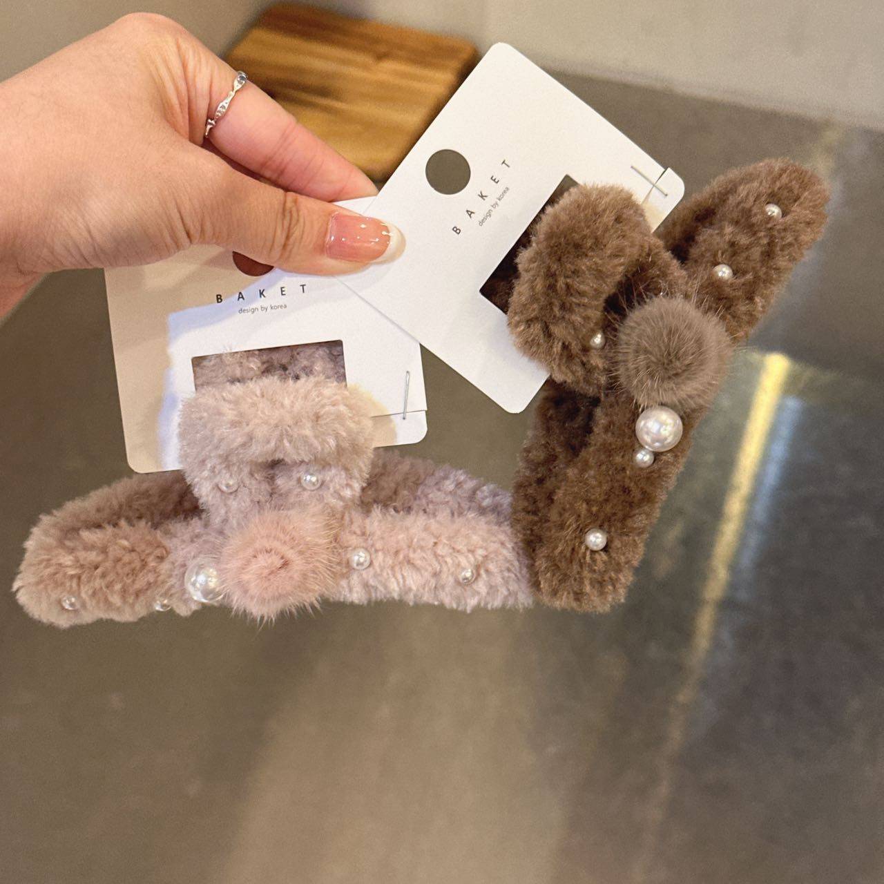 9.3韩国baket发饰羊羔毛珍珠毛球抓夹