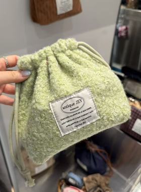 1.15韩国东大门antique JEY纯色羊羔毛字母收纳袋小包