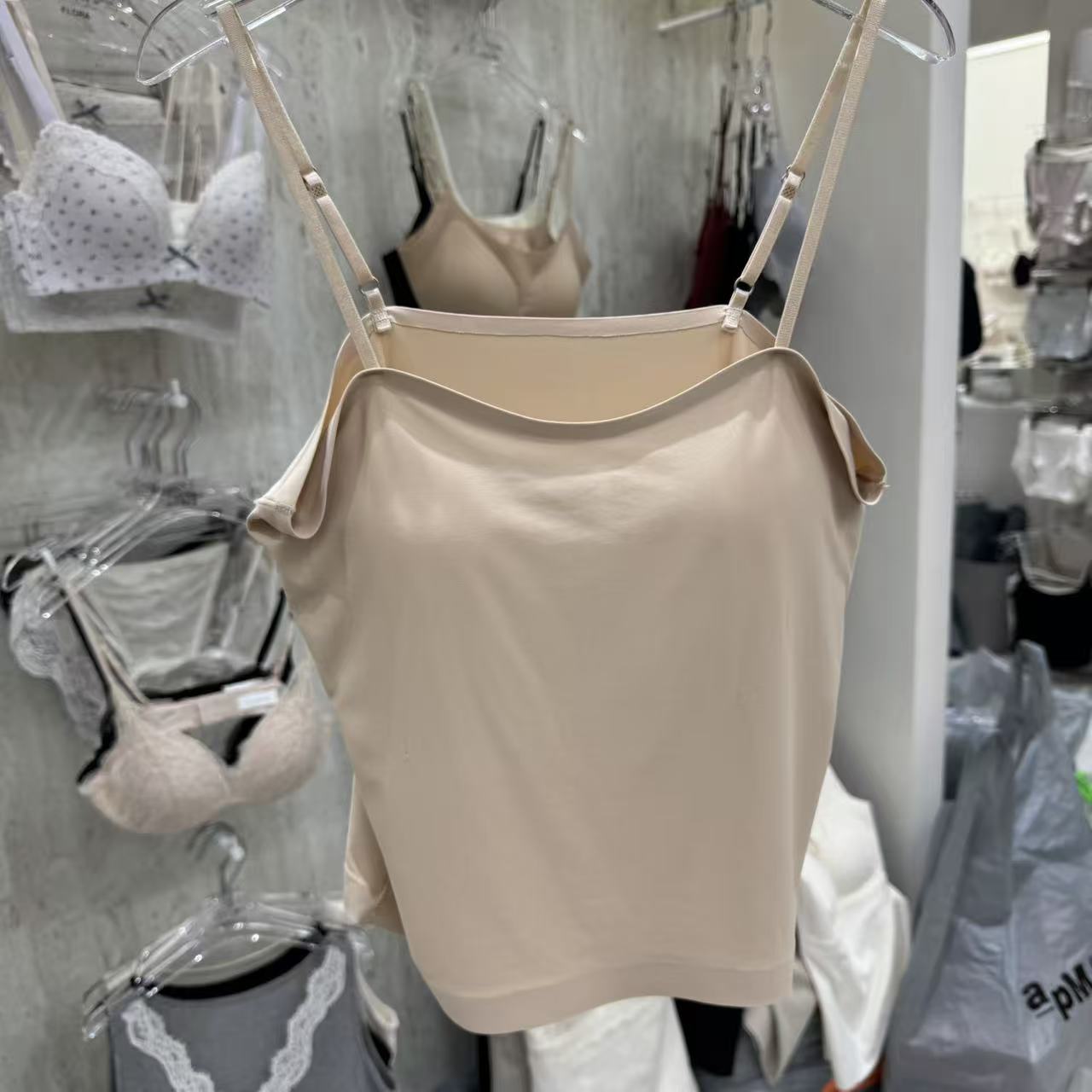 11.16韩国东大门flora净版肤色吊带背心含胸垫