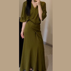 法式复古v领连衣裙子女夏2025年新款高级感独特别致漂亮绝美长裙