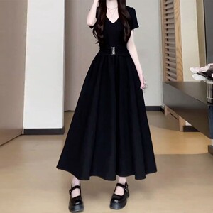 赫本风法式黑色v领连衣裙子女夏季2025新款气质收腰显瘦长裙
