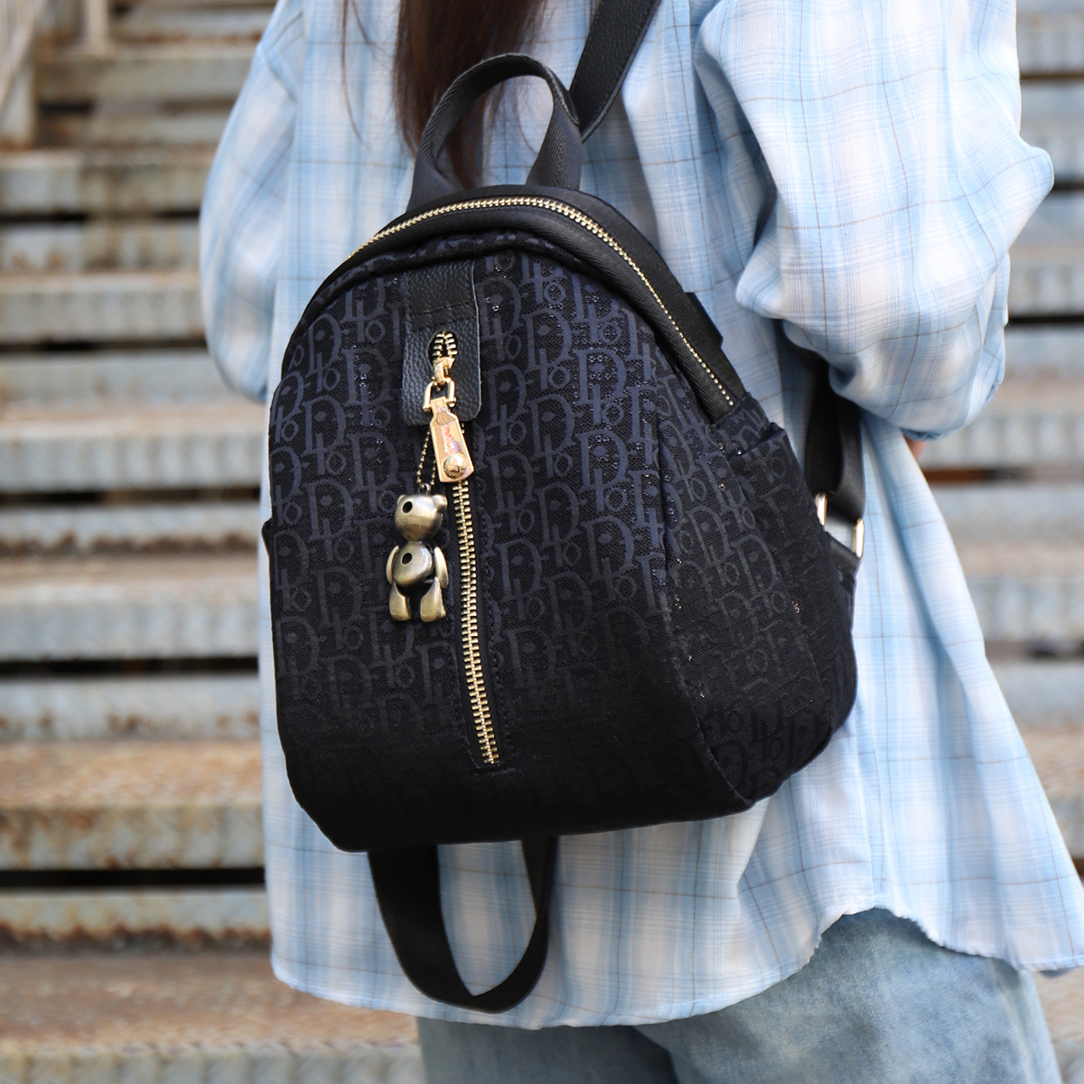 2025新款高级感暗花休闲贝壳小背包外出百搭通勤旅行双肩时尚女包