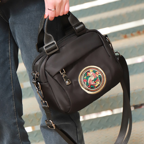 多隔层百搭牛津布刺绣单肩包