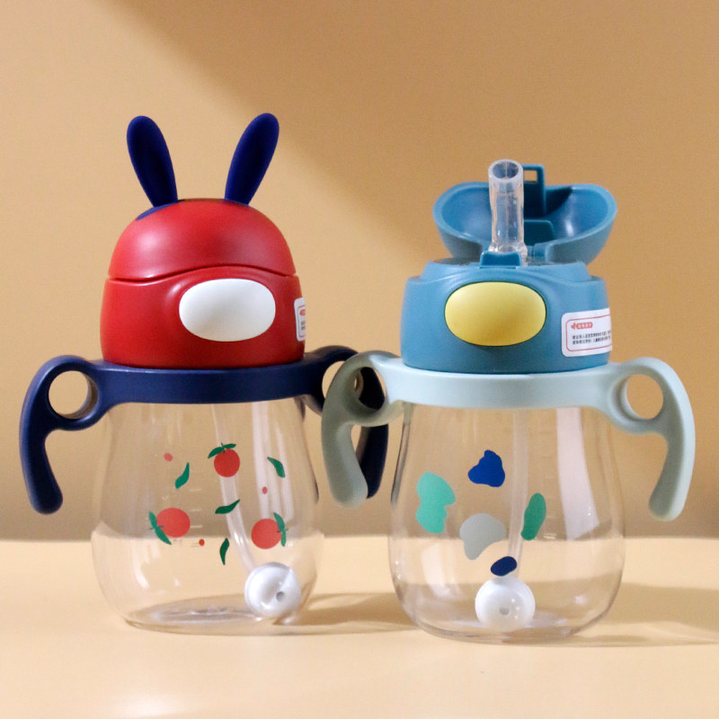 卡通可爱宝宝吸管杯子幼儿园有手柄防摔学饮杯小学生便携背带水壶